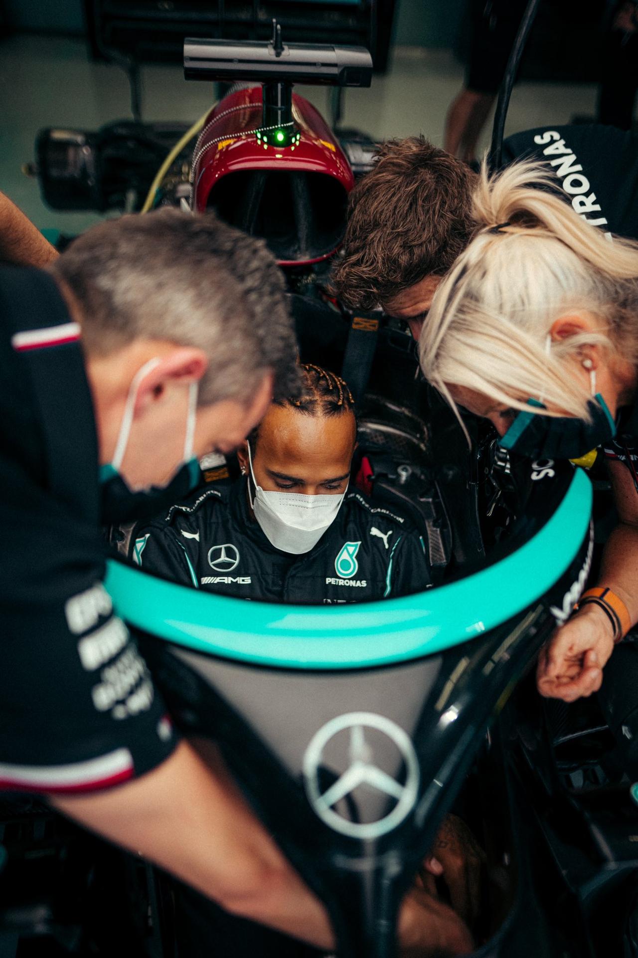 恭喜刘易斯汉密尔顿f1历史上职业生涯100杆第一人f1汽车赛车