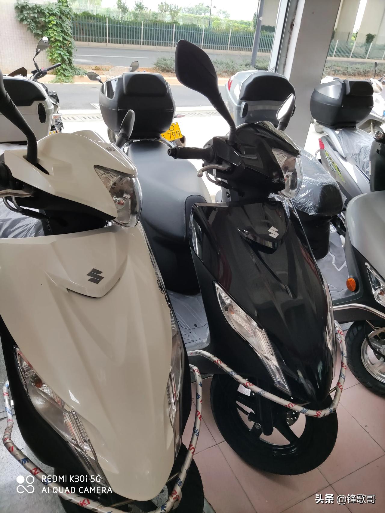 去摩托车店看车了看上了铃木优优就是太贵了8980试骑了一下发动机声音