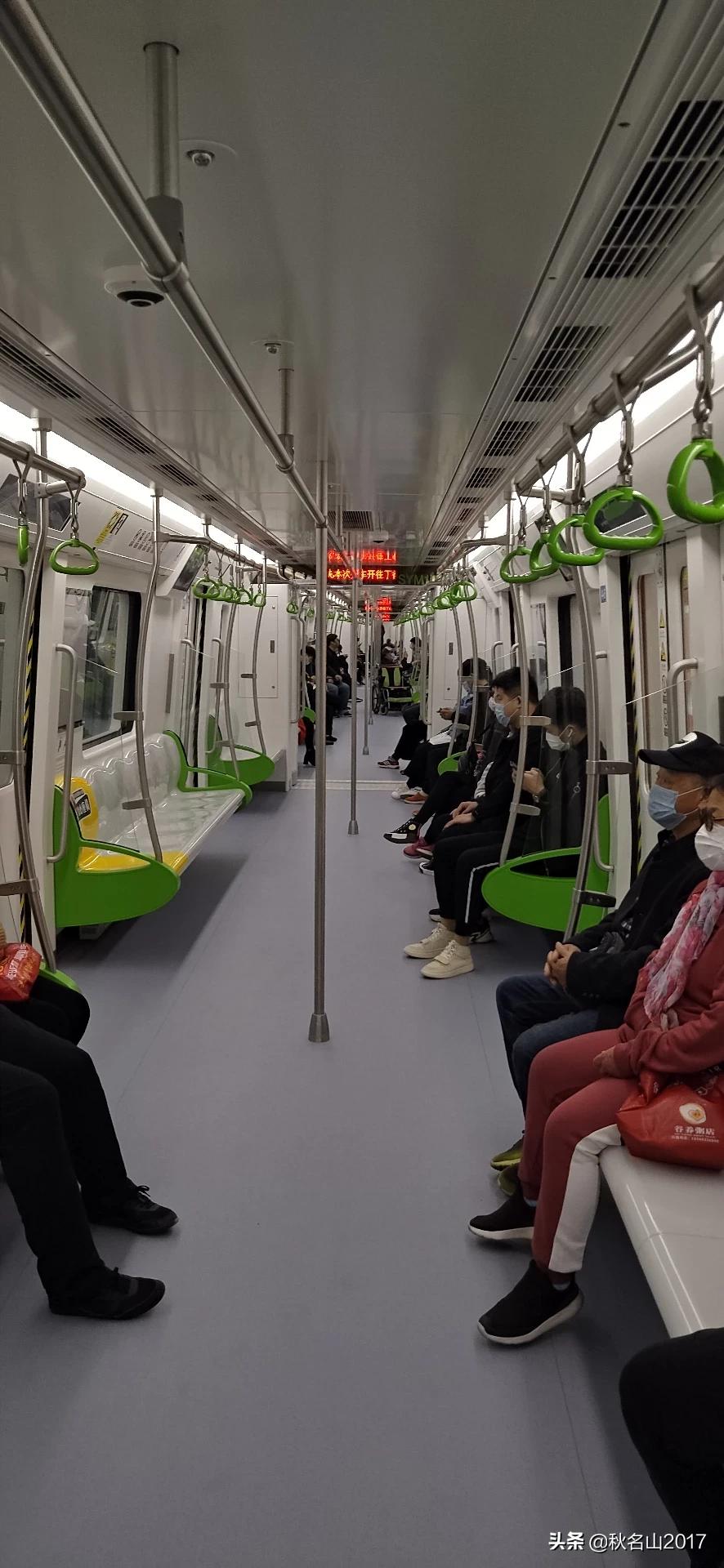 沈阳地铁十号线四月二十九日开通今天体验一下真方便车辆干净整洁车内