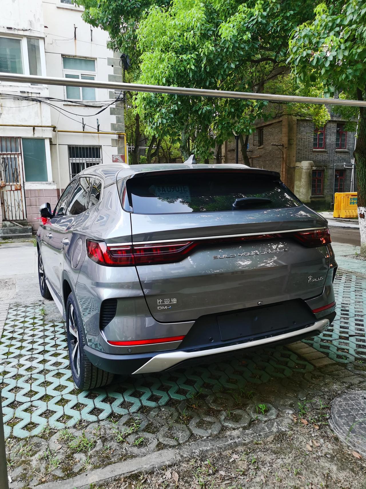 今天提车比亚迪宋dmi第三天,一共1百多一点点公里,下午外面