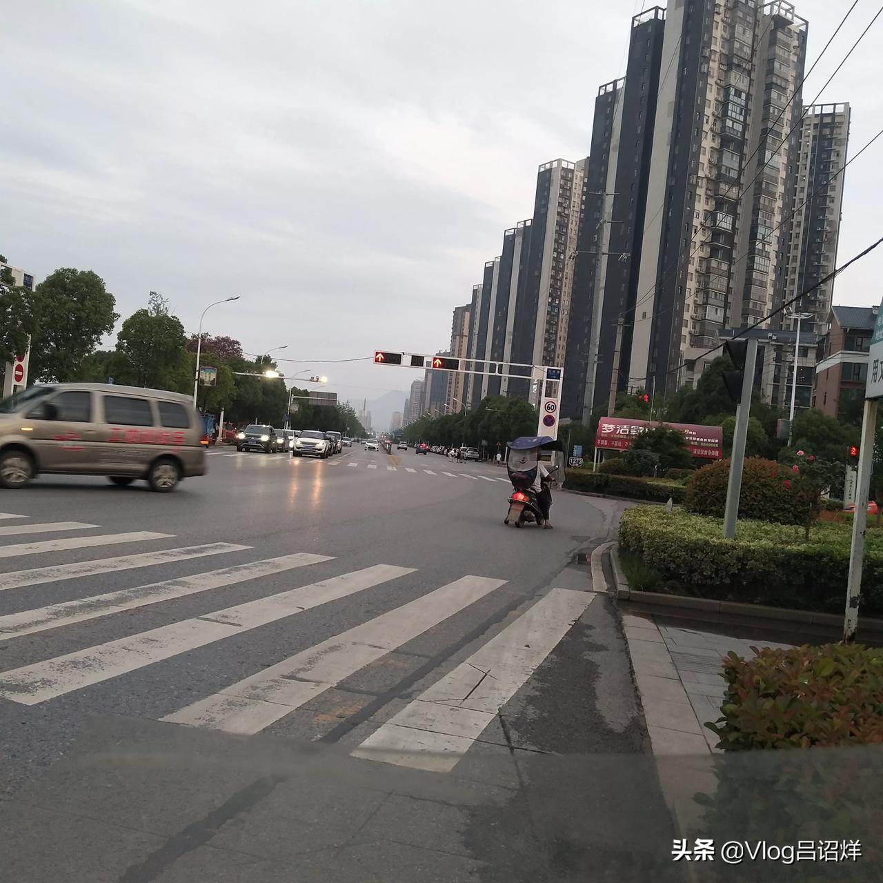 黄石头条摩托车路上闯红灯随处可见在他们眼中到处都是绿灯红灯可再等