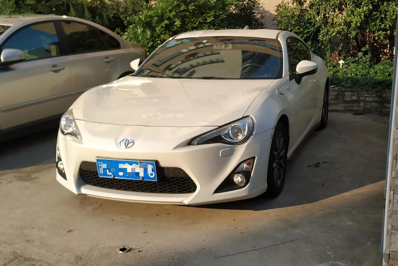 丰田86小跑车销量不高但是相比买的人相比应该都很小资