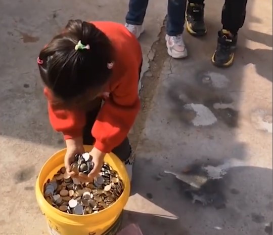 3个|装一桶硬币让3个孩子抓压岁钱 抓多抓少各凭本事！