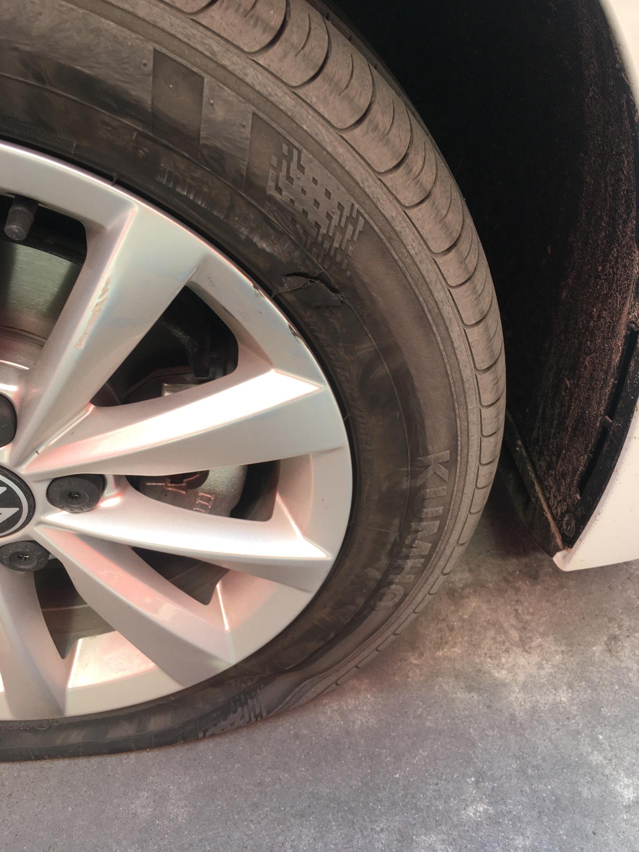 21款精英才半个月就爆胎了,心疼啊!怪自己新手停车不小心碰到