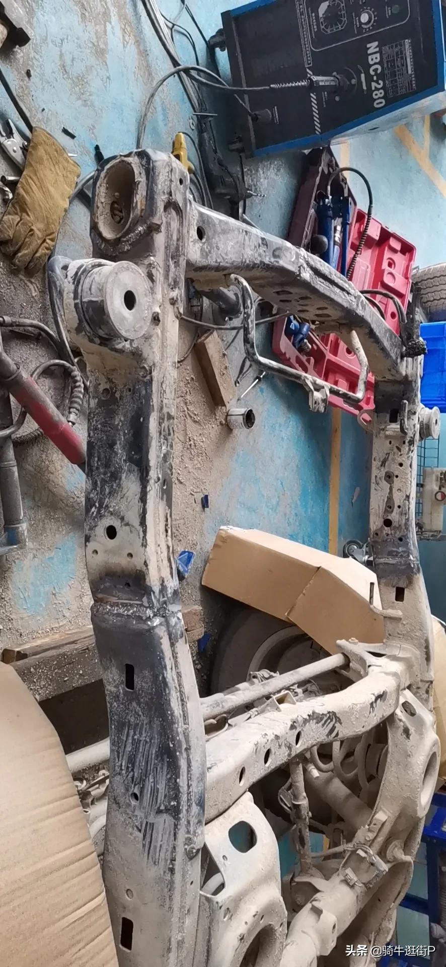 带大家见识一下陆地巡洋舰的时候大梁跟修货车没区别太硬了十年前的车