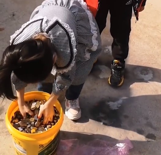 3个|装一桶硬币让3个孩子抓压岁钱 抓多抓少各凭本事！