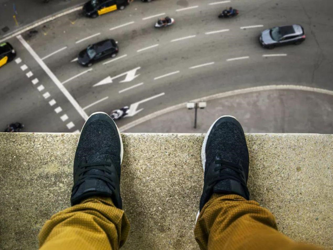 自杀|男子跳楼自杀砸中路边婴儿车 5个月大婴儿被弹出车外