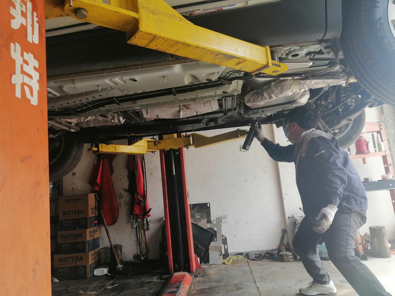 底盘装甲施工中