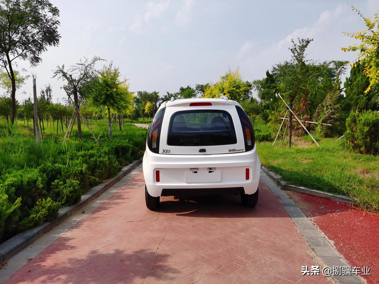 易咖电动汽车x6车身尺寸3.63米,宽1.57米,高1.49