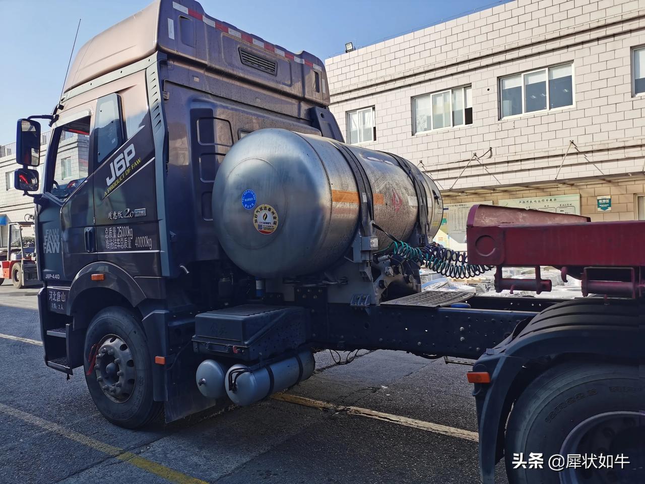 一汽天然气大货车第一次见解放卡车faw