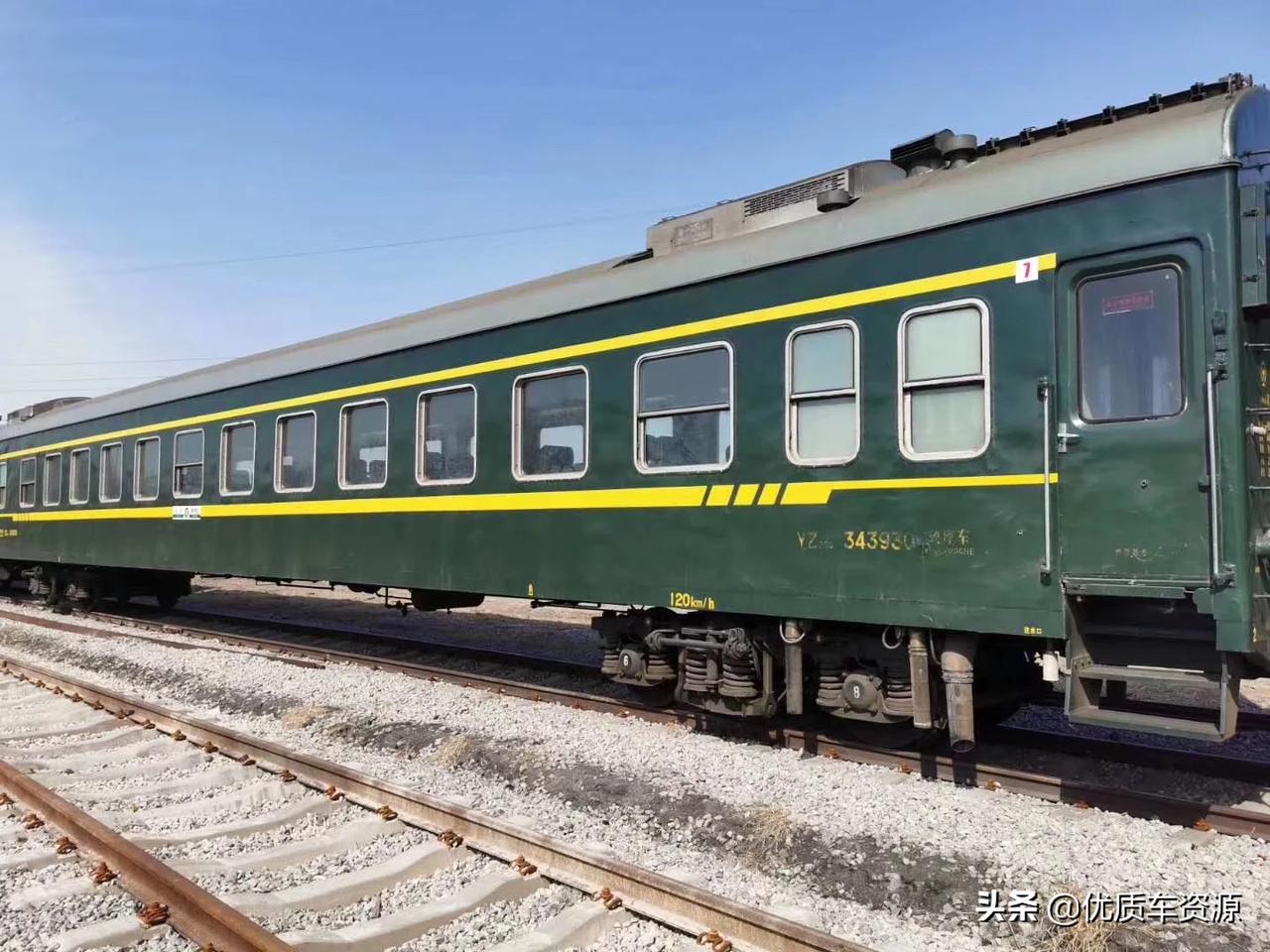 火车皮,2辆25g硬座,5辆25g行李车,现还在铁路线未拆解