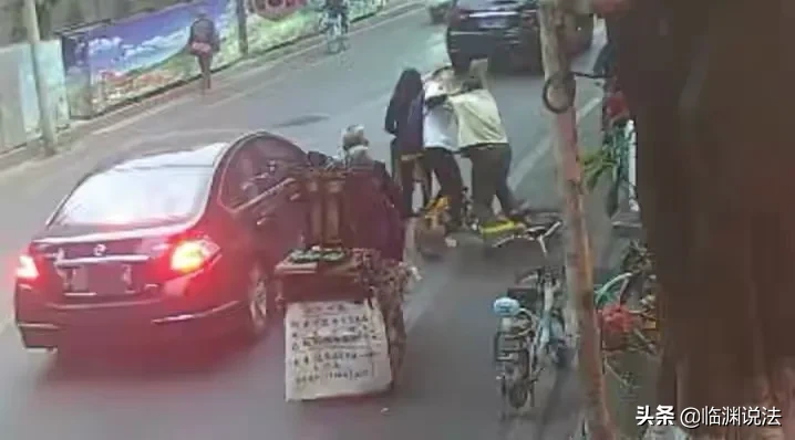 吐唾沫|大爷朝小伙吐唾沫被打成骨折 双方谁有理法院判了