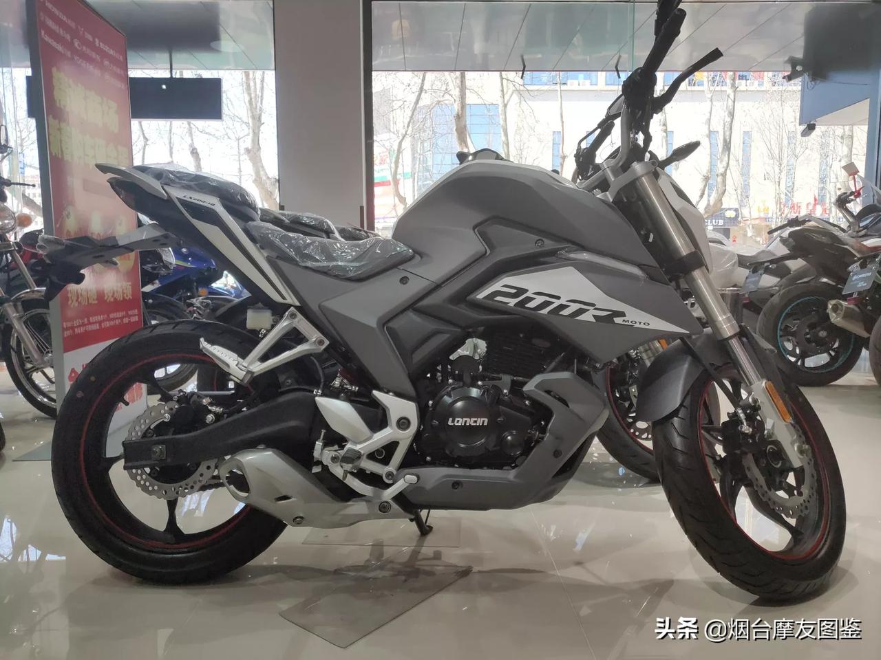 隆鑫的入门级代表作:无极200r街车实拍!油冷单