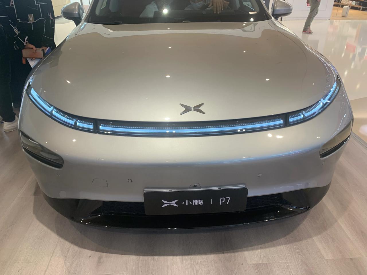 假期去看了下新能源汽车,小鹏p7的颜值的确高,坐着也挺舒服