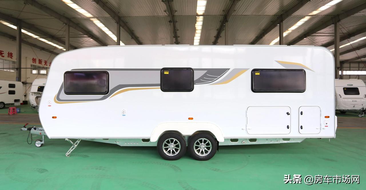 爱旅房车双轴680拖挂房车上市,这款长度近8米的国产公路版房
