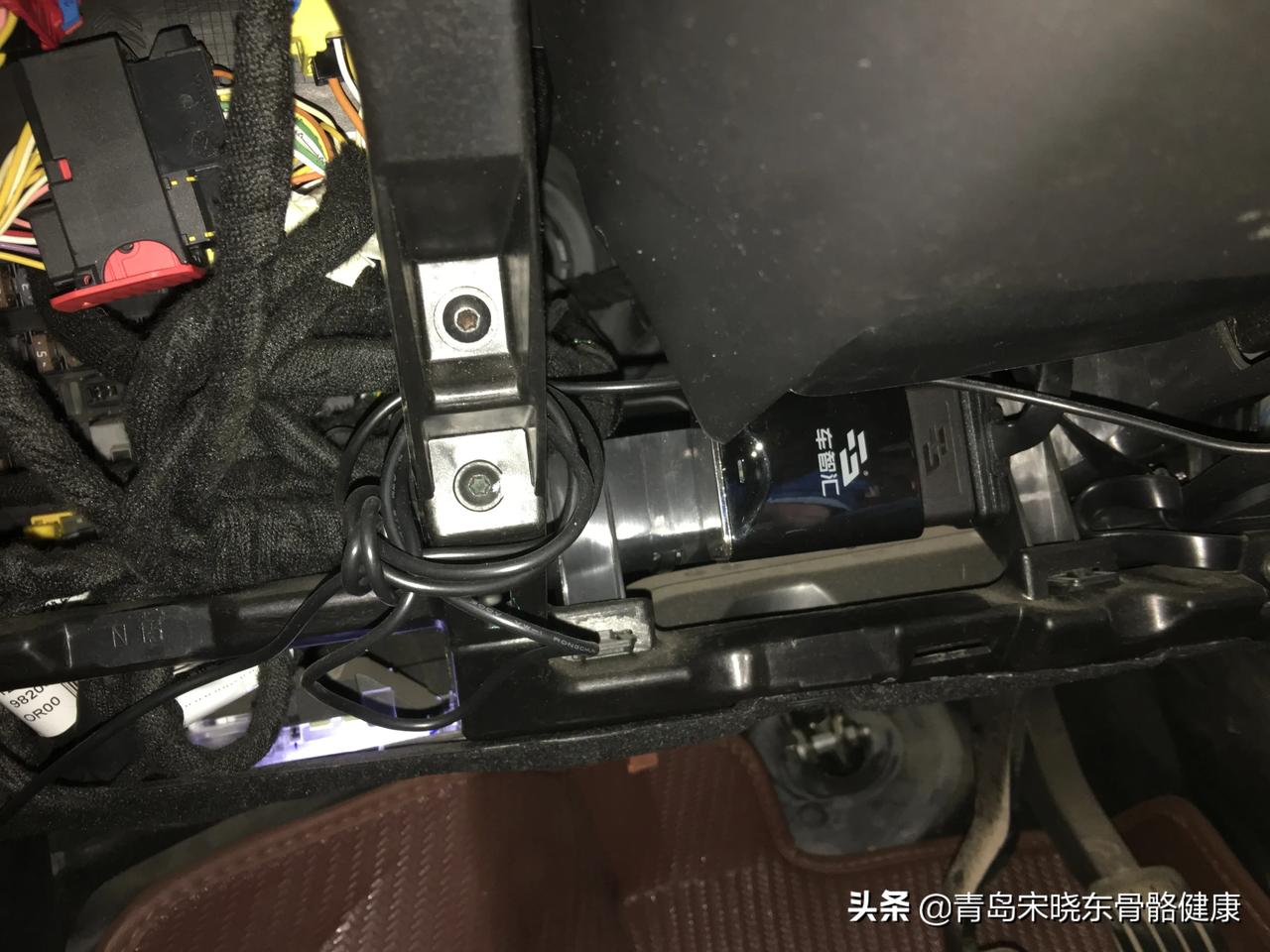 這就是法系車標緻5008今天打開車的obd塑料板裡邊的隔音棉是白色的聞