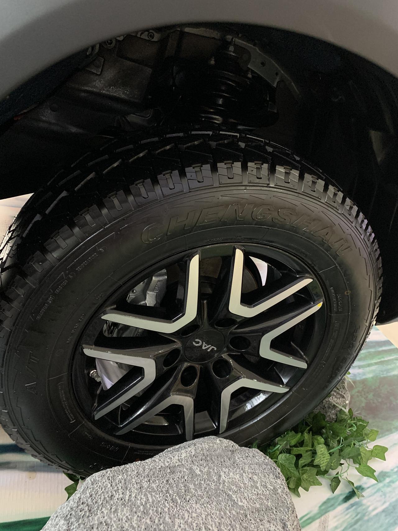 架构技术平台,2纵9横叠焊梯形车架 氮气减震,绞盘,涉水喉,越野轮胎