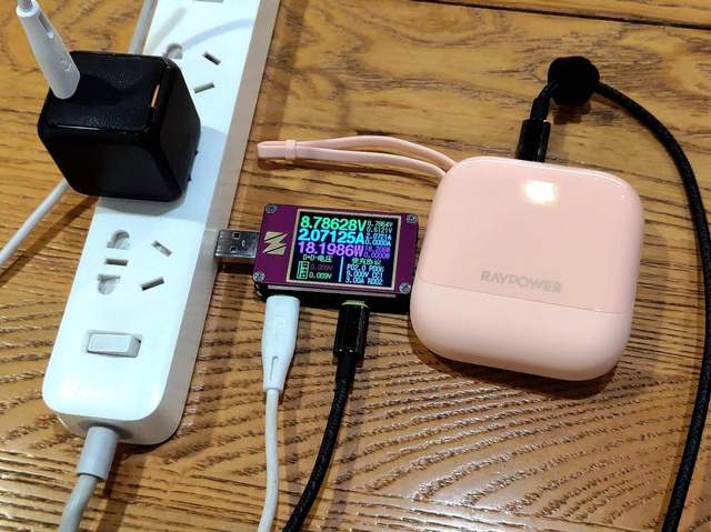 RAVPower自带线充电宝：圆润怡人设计，专为女性用户贴心而打造