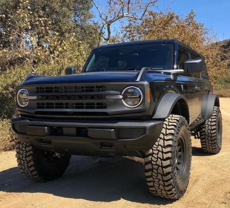 全新福特bronco实车,实车为五门版本,并且采用了黑色的软