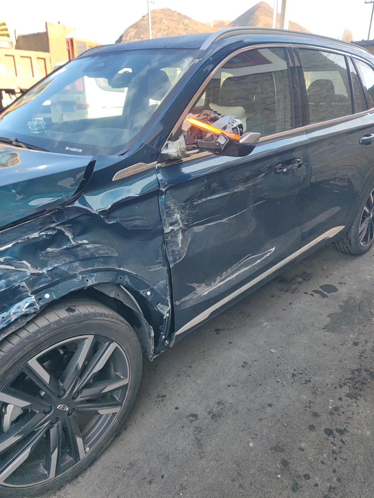 翠羽蓝的首撞呢不过从碰撞的结果看星越l的质量应该不错对方的车不会