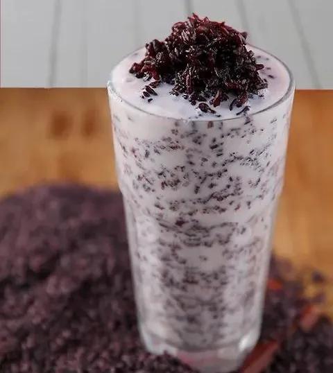 说到夏季吃的饮品,作为一枚云南家乡宝必须点名这几样:1.酸奶紫米露2.