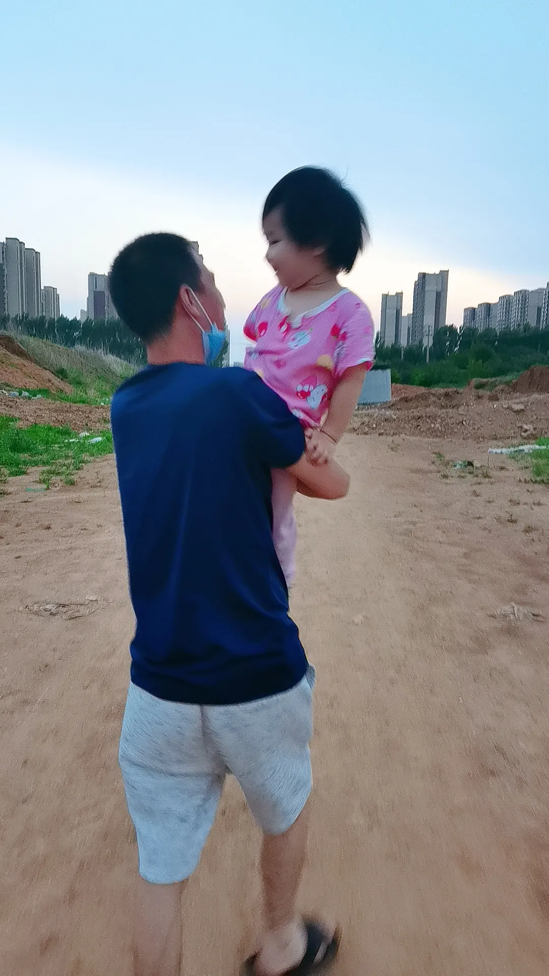 不挣钱也不想赚钱的老公 老公不去赚钱整天呆在家里