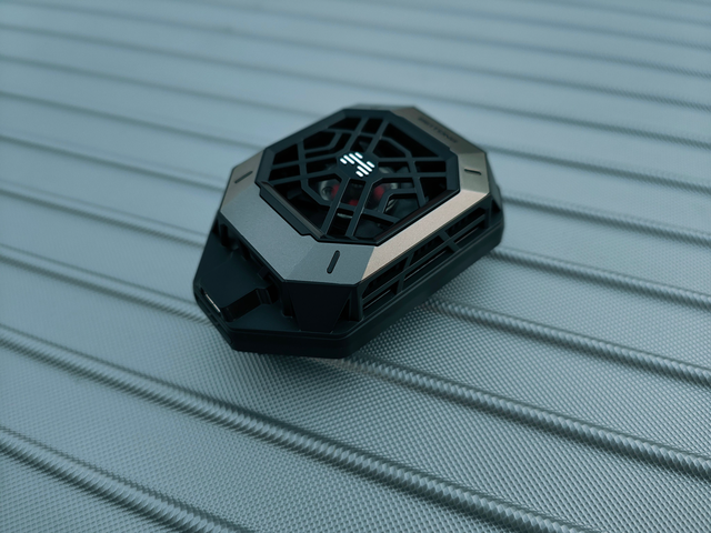 北通千机寒手机散热器，三种模式精智控温，游戏党必备