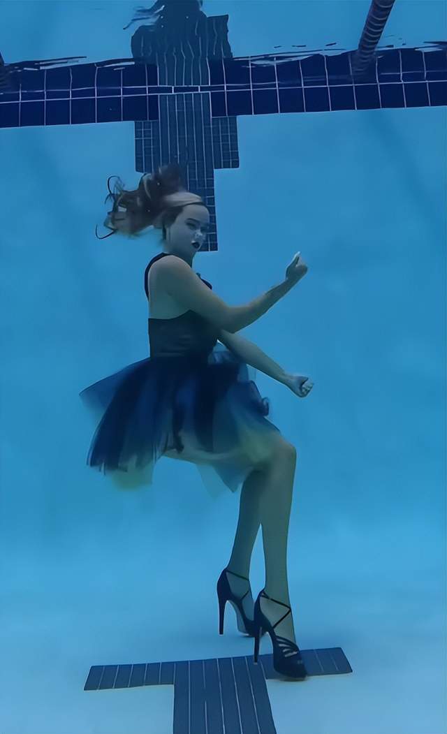 水上芭蕾美女重现星期三活尸舞高难度凹手扭头move超越原版