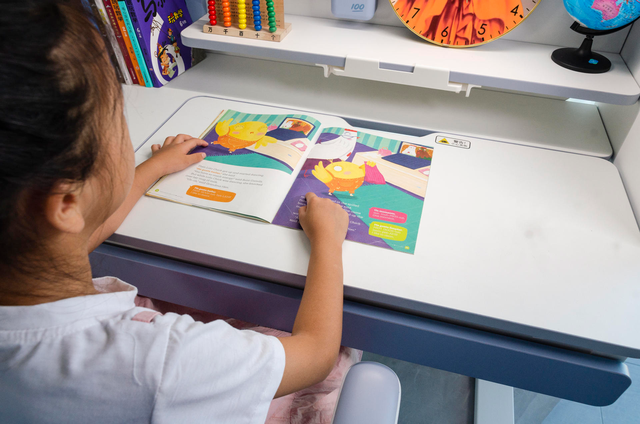 可以纠正孩子坐姿又能帮助孩子学习 作业帮AI学习桌让我太省心了