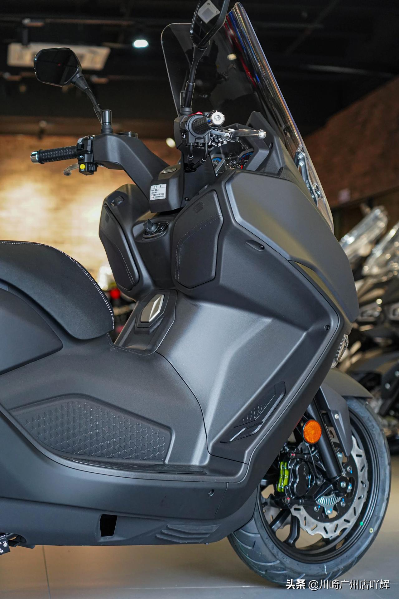 三阳踏板maxsym400 车价54800 在广东可分其手付