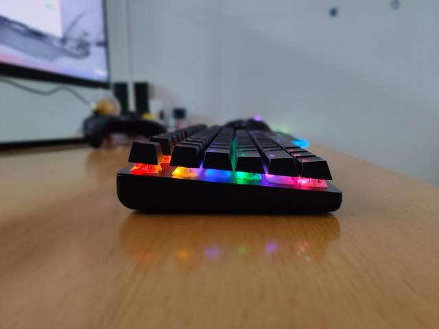 雷柏V500Pro-87机械键盘评测：既能无线连接也能有线连接