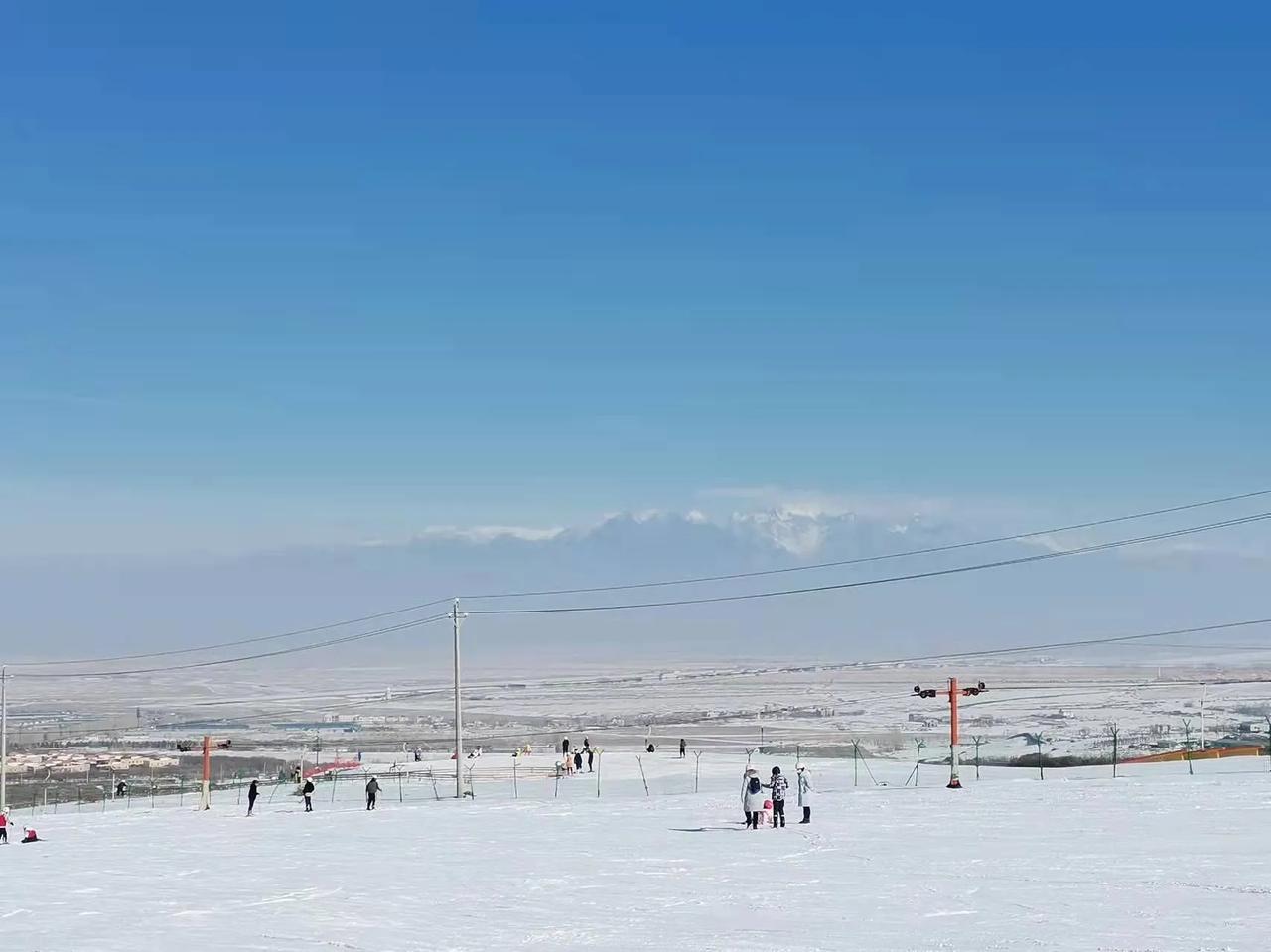 昨天女兒去烏魯木齊南山滑雪,最終選了價格優惠的銀峰滑雪場,昨