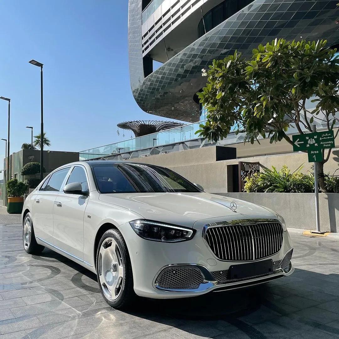 12缸的白色迈巴赫s680,12个尊严好看吗__懂车帝