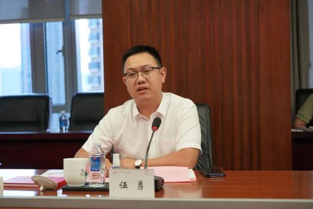 长沙银行党委副书记,行长唐勇,副行长李建英及总行相关部室领导和有关