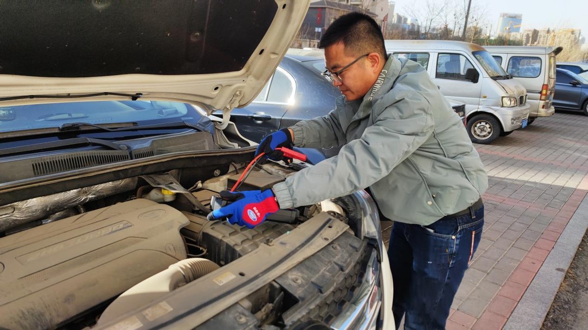 北方有车一族冬天必备的Autowit汽⻋应急电源