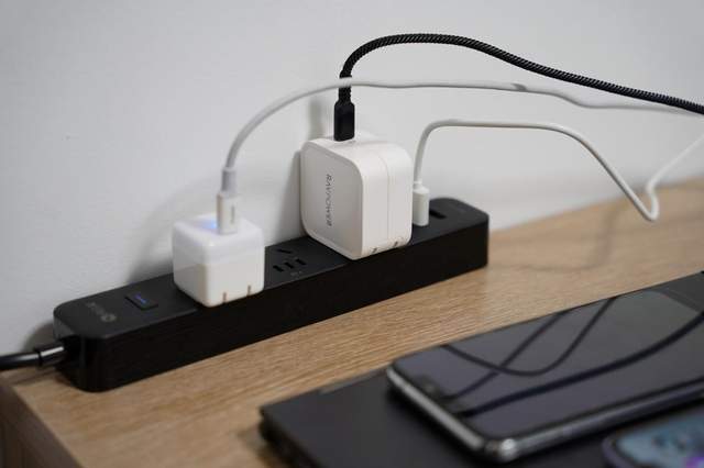 不仅能分孔位单独控制，还能远程开关电脑 这款智能插线板绝了