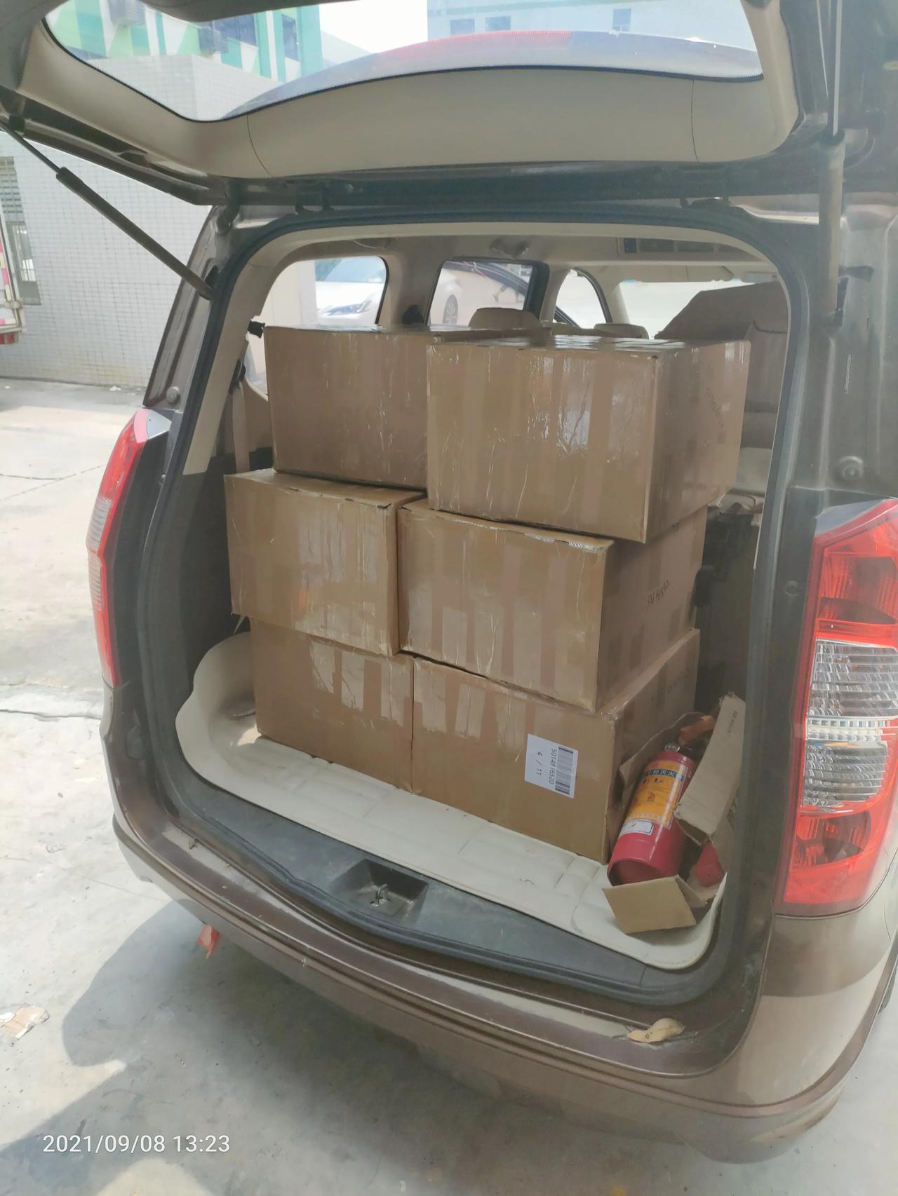 下午陪朋友货拉拉去送货了,一共30块钱被平台扣了5块钱信息费,2块钱车