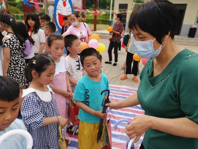 临渭区桥南镇平和村举办“童心向党 快乐成长” 六一儿童节活动
