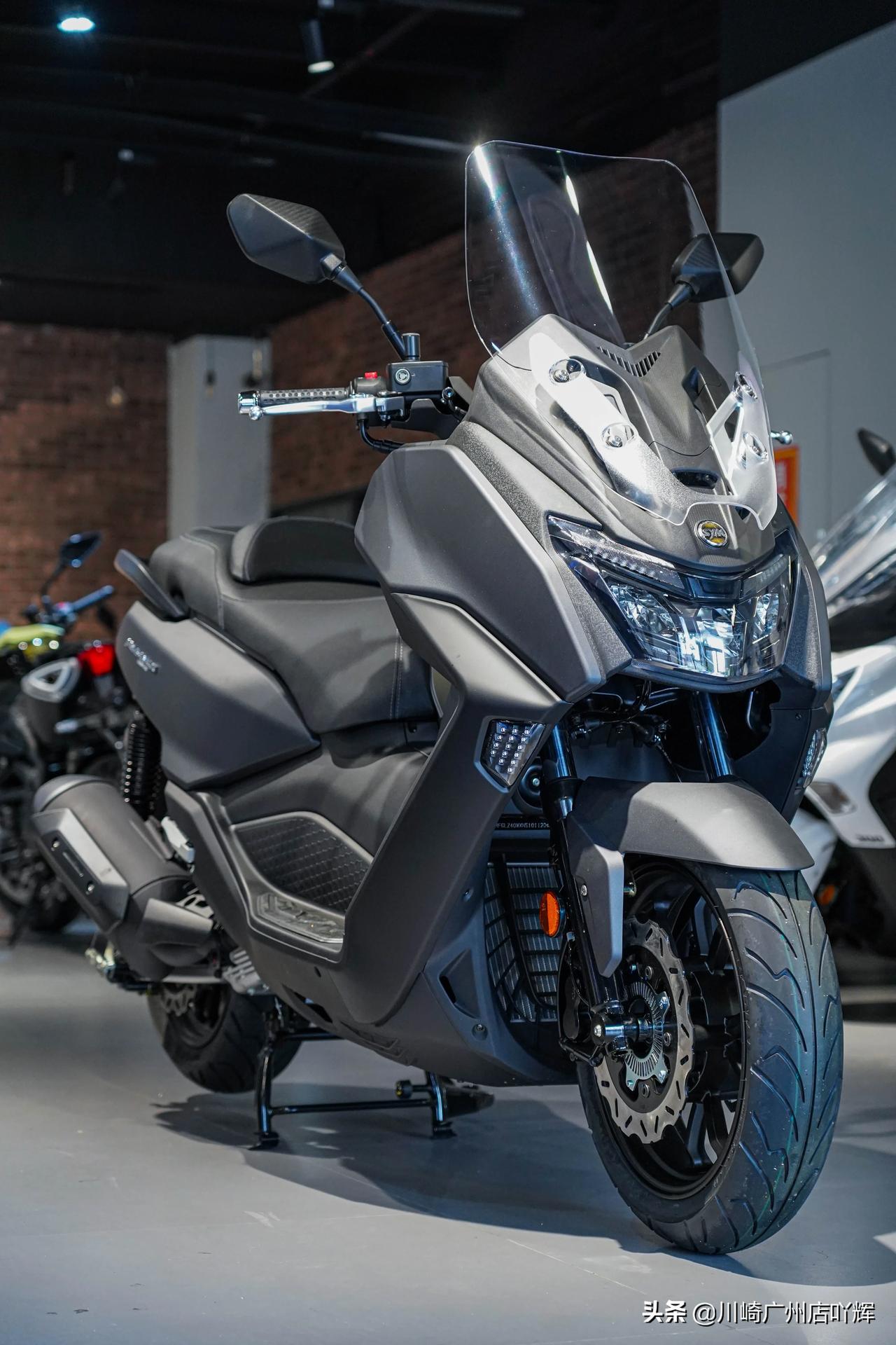 三阳踏板maxsym400 车价54800 在广东可分其手付