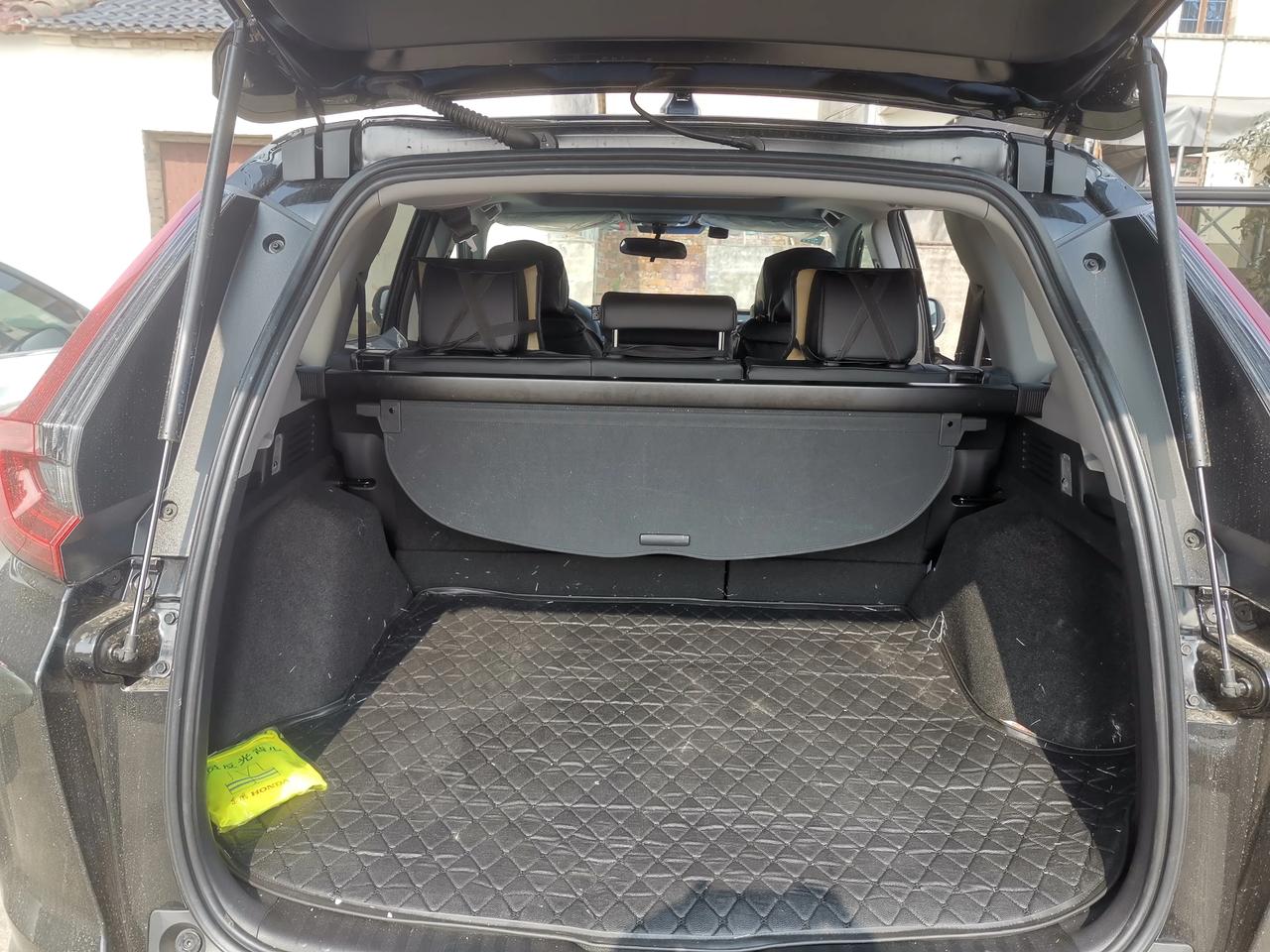 刚提回来的本田crv就是看中了它的后备箱储物空间比较大后排座椅放倒