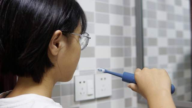 专业护理，呵护牙齿，舒摩斯（CAREMOS）欧拉电动牙刷！