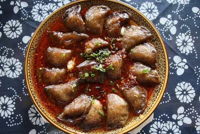 根面角豆腐干宁强地处陕甘川三省交界处其饮食风格也兼具三省特点在