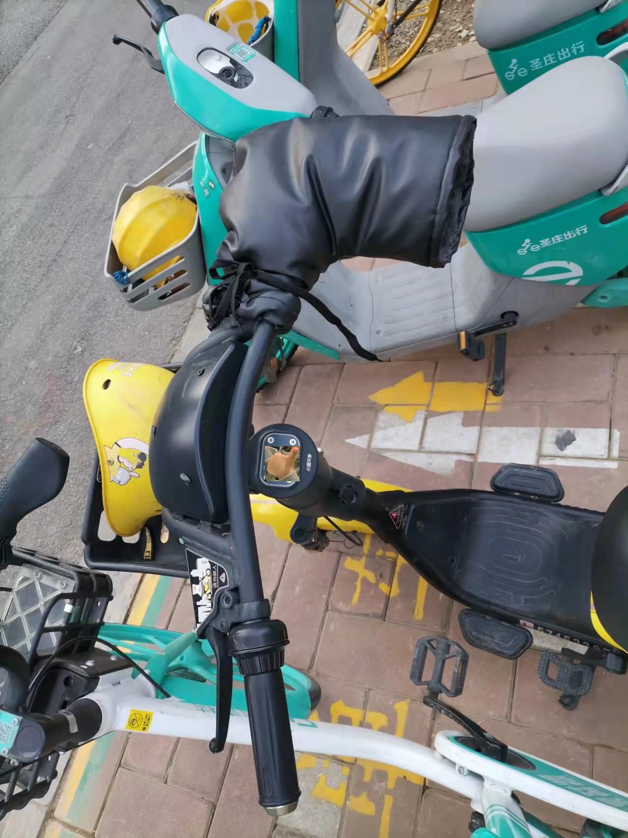 小遛电车太贴心了,冷天了还在车把手上加了电动车手套 但没固定