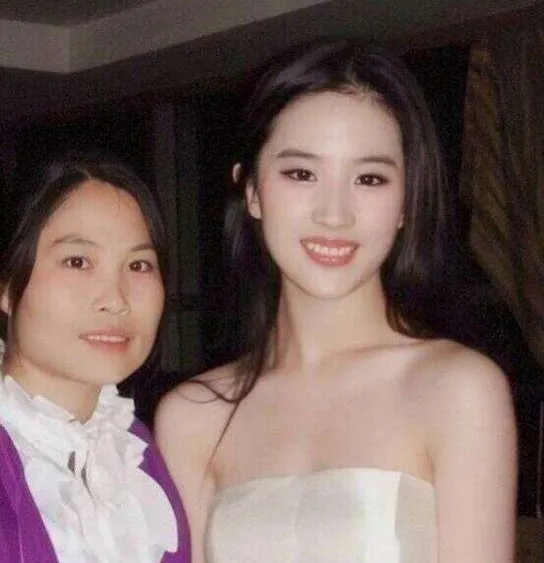 Unretouched Pics Of Liu Yifei At The Mall Show Why Netizens Call Her “Fairy  Sister” - 8days