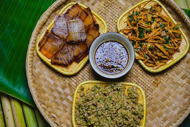 云南红河绿春：神奇的饮食文化——哈尼橄榄皮拌生