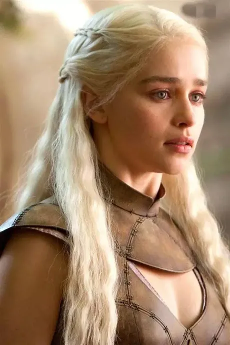 龙妈艾米莉亚·克拉克（Emilia Clarke），美式的热情奔放与英伦的高贵优雅