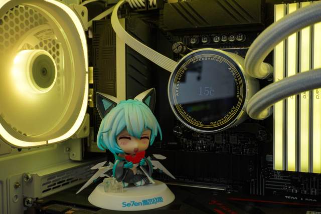 白装机三件套由艾湃电竞盖亚GAIA引领，白机箱焕发靓丽色彩