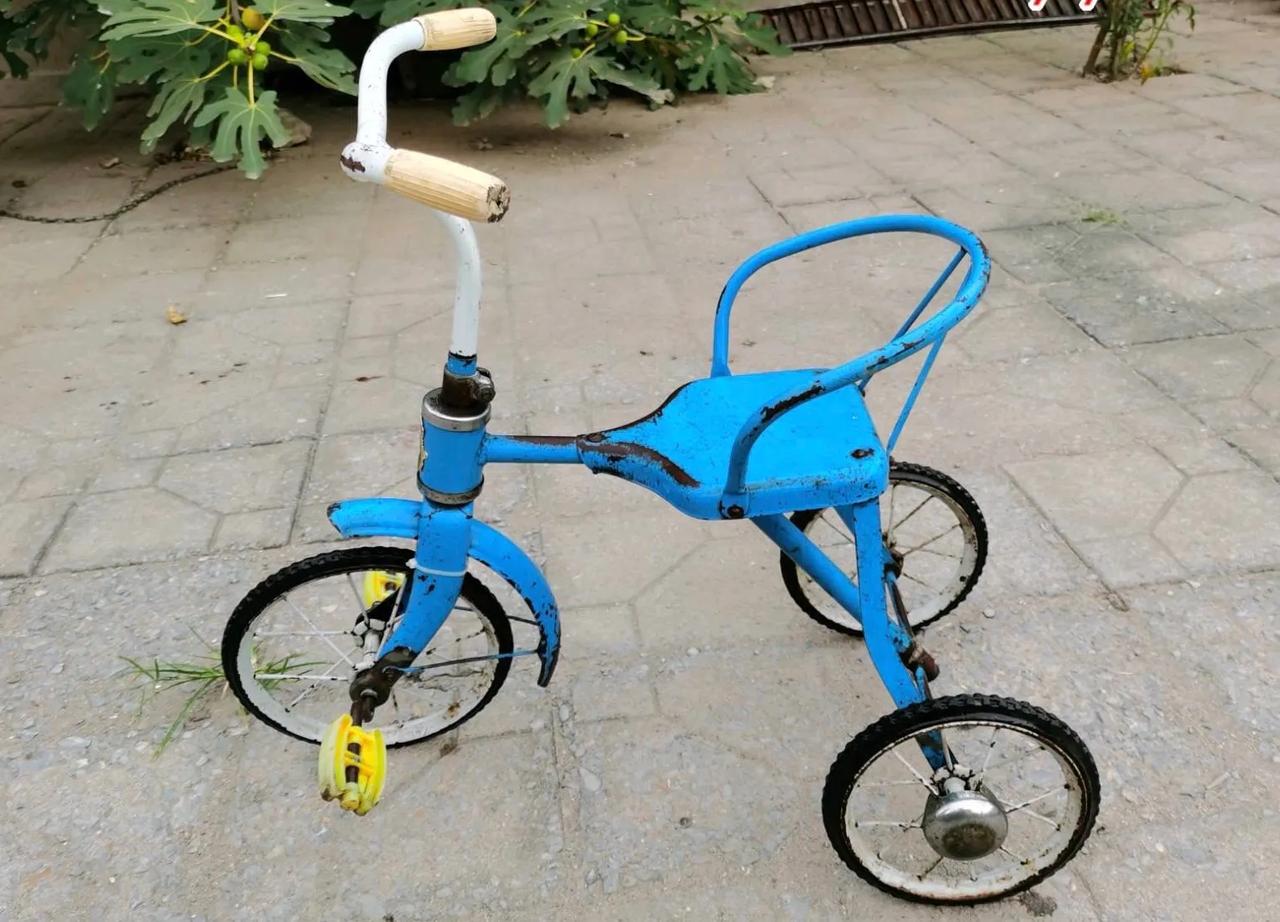 80后不想现在的孩子经常换车我记得我的人生第一部车是前面登的三轮车