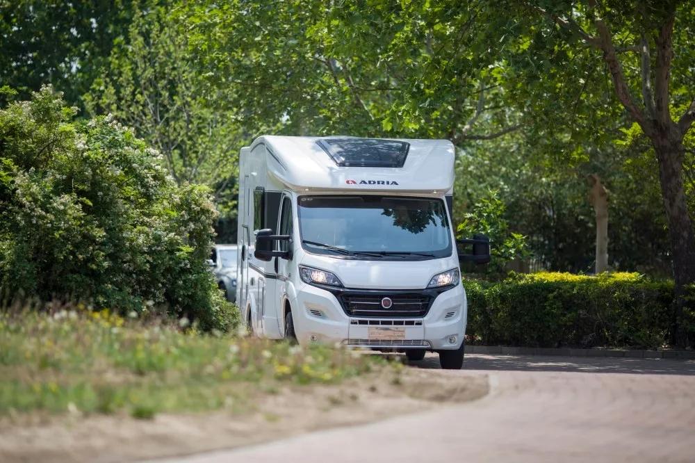 小额头无固定窗设计 整车原装进口 空间无限可能 adria