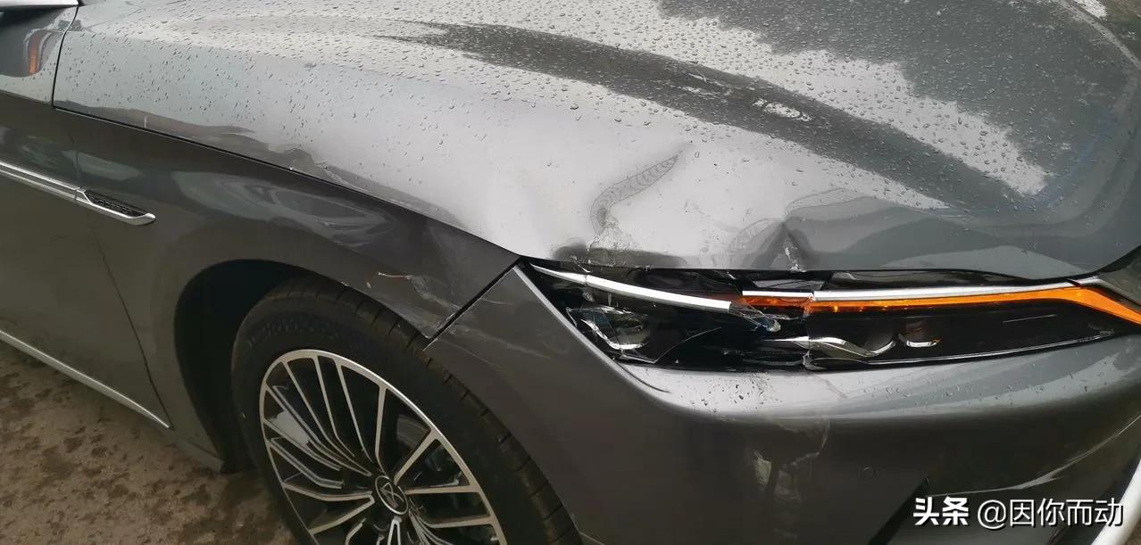 车主都哭了,比亚迪汉ev提车不到1周,便道里找车位,遭遇开门